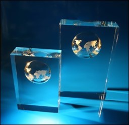 Zeige Details für Kristallpokal mit Weltkarte Bild von Kristallpokal mit Weltkarte