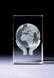 Zeige Details für Weltkugel auf Händen in Glasblock - 3D-Glas mit realistischem Textur-Effekt Bild von Weltkugel auf Händen in Glasblock - 3D-Glas mit realistischem Textur-Effekt