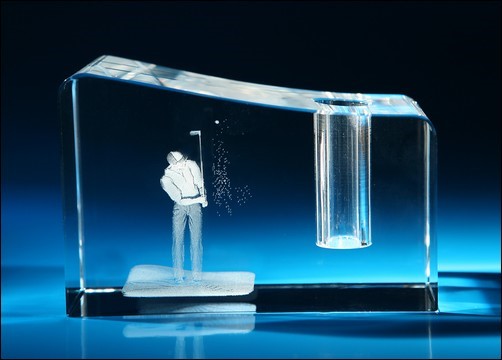 Bild von Attraktiver Stifthalter aus Kristallglas mit gelasertem 3D-Motiv Golfer