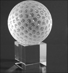Bild von Golfball aus massivem Kristall auf Glassockel