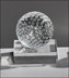 Bild von Golfball aus massivem Kristall auf Glas-Sockel