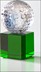 Bild von Golfball aus massivem Kristall auf Glassockel