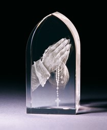 Bild von Betende Hände mit Rosenkranz in Glasblock - 3D-Glas mit realistischem Textur-Effekt